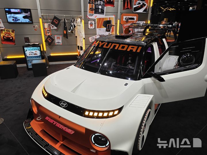 [쾰른(독일)=뉴시스]오동현 기자 = 현대자동차가 20일 독일 쾰른에서 개막한 세계 최대 게임쇼 '게임스컴 2025'에 참가해 콘셉트카 '인스터로이드(INSTEROID)'와 이를 주제로 직접 개발한 레트로 아케이드 게임을 선보였다. odong85@newsis.com