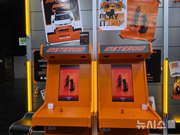 [쾰른(독일)=뉴시스]오동현 기자 = 현대자동차가 20일 독일 쾰른에서 개막한 세계 최대 게임쇼 '게임스컴 2025'에 참가해 콘셉트카 '인스터로이드(INSTEROID)'와 이를 주제로 직접 개발한 레트로 아케이드 게임을 선보였다. odong85@newsis.com 