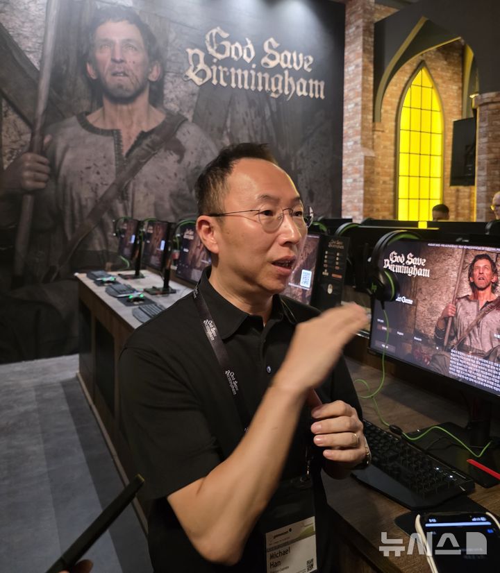 [쾰른(독일)=뉴시스]오동현 기자 = 한상우 카카오게임즈 대표가 20일(현지시간) 독일 쾰른에서 개막한 '게임스컴 2025' 현장을 방문해 취재진에게 자회사 오션드라이브 스튜디오의 신작 '갓 세이브 버밍엄'을 설명했다. odong85@newsis.com