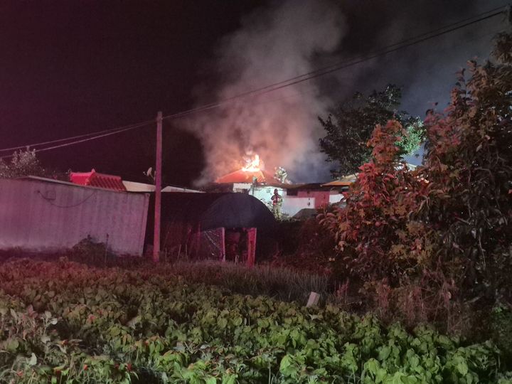 [예산=뉴시스] 지난 20일 오후 8시24분께 충남 예산군 덕산면 옥계리의 한 빈 집에서 불이 나 소방대원들이 지붕에서 진화 작업을 벌이고 있다. (사진=예산소방서 제공) 2025.08.12. photo@newsis.com *재판매 및 DB 금지