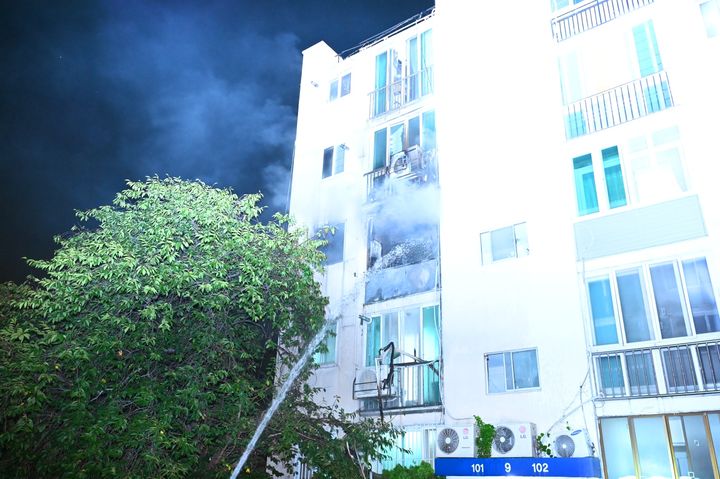 [대구=뉴시스] 21일 0시47분께 대구 서구 중리동 5층짜리 아파트 3층 한 세대의 실외기에서 불이 났다. (사진=대구소방안전본부 제공) 2025.08.21. photo@newsis.com *재판매 및 DB 금지