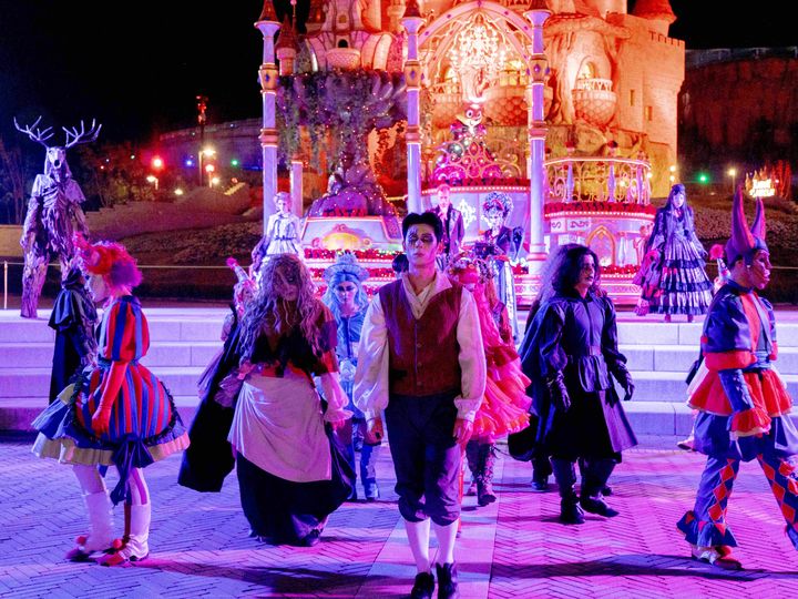 [부산=뉴시스] 롯데월드 어드벤처 부산에서 좀비 퍼포먼스가 진행되고 있다. (사진=롯데월드 어드벤처 부산 제공) 2025.08.21. photo@newsis.com *재판매 및 DB 금지