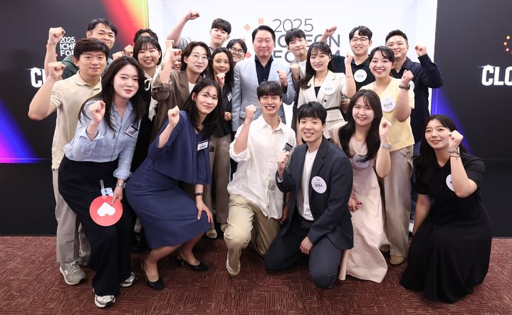 [서울=뉴시스]최태원 SK그룹 회장이 20일 SK서린사옥에서 열린 '이천포럼 2025'에 참여한 구성원들과 기념사진을 촬영하고 있다. (사진 = SK) 2025.08.21. photo@newsis.com  *재판매 및 DB 금지