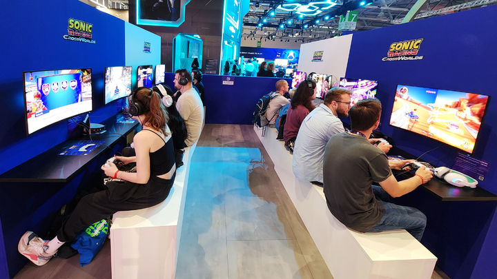 [서울=뉴시스]독일 쾰른 '게임스컴 2025' 세가 부스에서 삼성디스플레이 QD-OLED가 탑재된 모니터로 신작 게임을 체험하는 관람객의 모습. (사진=삼성디스플레이 제공) 2025.08.21. photo@newsis.com *재판매 및 DB 금지