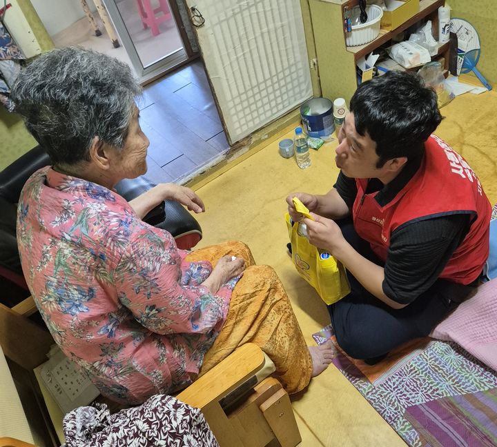 [산청=뉴시스] 산청군 정신건강 취약계층에 마음채움 꾸러미 전달 (사진=산청군 제공) 2025. 08. 21. photo@newsis.com *재판매 및 DB 금지