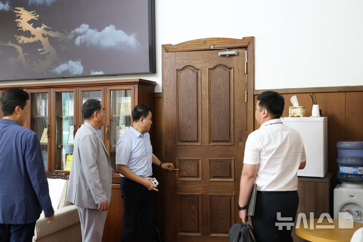 경찰, '청탁금지법 위반 혐의' 김영환 지사 집무실 압수수색