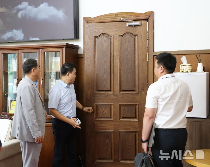 [청주=뉴시스] 서주영 기자 = 충북경찰청 관계자가 21일 충북도청에서 김영환 지사의 일본 방문 돈봉투 수수의혹과 관련해 압수수색을 진행하고 있다. 2025.08.21. juyeong@newsis.com