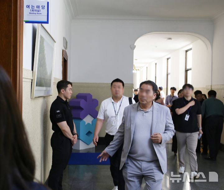 [청주=뉴시스] 서주영 기자 = 충북경찰청 관계자가 21일 충북도청에서 김영환 지사의 일본 방문 돈봉투 수수의혹과 관련해 압수수색을 진행하고 있다. 2025.08.21. juyeong@newsis.com