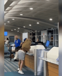 [뉴시스] 미국 올랜도 공항에서 한 여성이 항공편을 놓친 것에 화가 나 항공사 데스크 모니터를 부수는 모습.(사진=데일리메일)&nbsp; *재판매 및 DB 금지