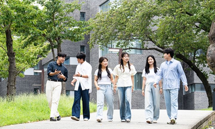 [대전=뉴시스] 캠퍼스를 거니는 대전대 학생들. (사진=대전대 제공) 2025.08.22. photo@newsis.com *재판매 및 DB 금지