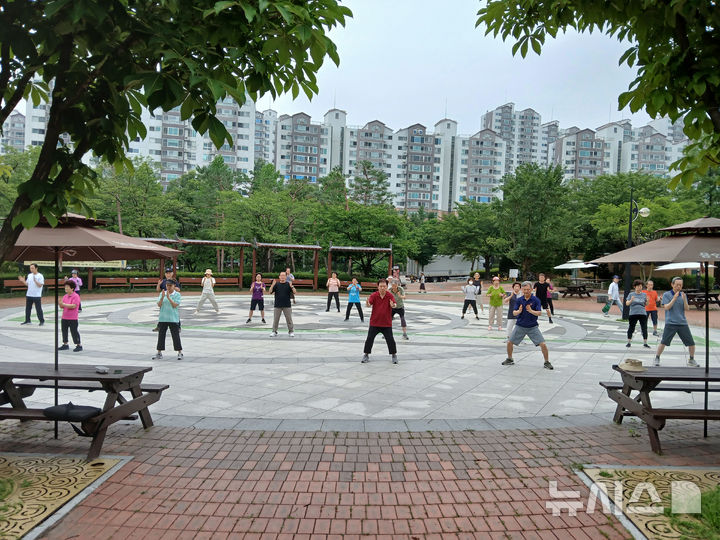 [용인=뉴시스]기흥구의 기공체조 프로그램(사진=용인시 제공)2025.08.21.photo@newsis.com *재판매 및 DB 금지