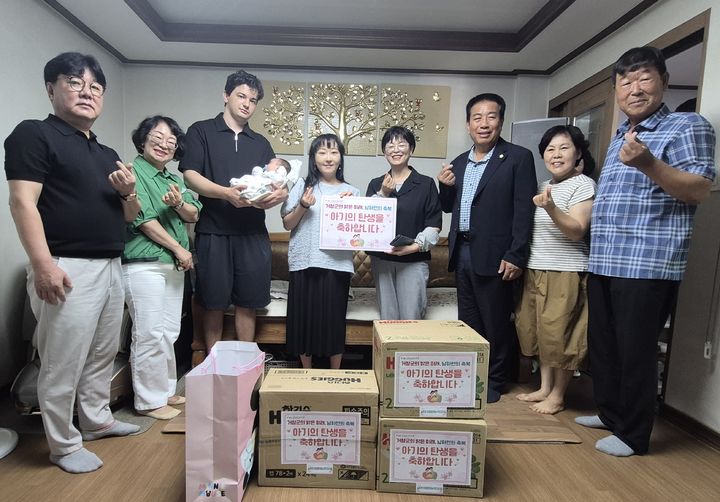 [거창=뉴시스] 거창군 남하면 첫아기 탄생 축하 (사진=거창군 제공) 2025. 08. 21. photo@newsis.com *재판매 및 DB 금지