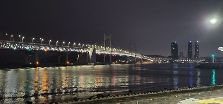 [부산=뉴시스] 에너지의 날을 맞아 소등된 광안대교 경관 조명 (사진=부산시설공단 제공) 2025.08.21. photo@newsis.com *재판매 및 DB 금지