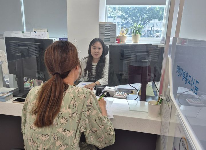 [금산=뉴시스] 충남 금산군 일자리지원센터 상담 모습. (사진=금산군 제공) 2025.08.21. photo@newsis.com *재판매 및 DB 금지