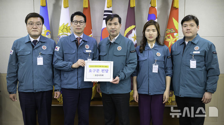 [포천=뉴시스] 포천시의회 의원들이 지난 3월 26일 국방부를 방문해 공군 전투기 오폭사고와 관련 요구문을 전달하고 있다. (사진=포천시의회 제공) 2025.08.21 photo@newsis.com 