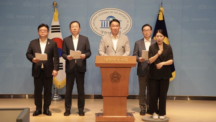 [서울=뉴시스] 국회 농림축산해양수산위원회 소속 국민의힘 의원들이 지난 21일 서울 여의도 국회에서 기자회견을 하고 있다. (사진 = 정희용 의원실 제공) 2025.08.21 photo@newsis,.com *재판매 및 DB 금지