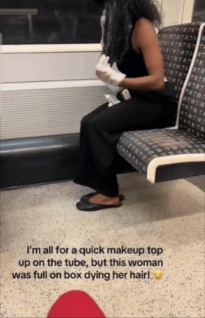 [뉴시스]영국 지하철 객실에서 한 여성이 염색을 하고 있는 모습이 포착됐다.(사진=틱톡) 2025.08.20 *재판매 및 DB 금지