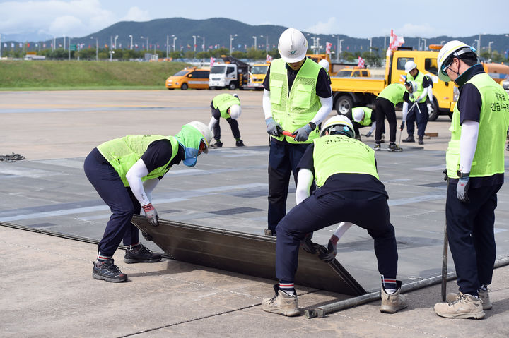 [서울=뉴시스] 지난 20일 오후 인천공항 내 격리주기장에서 진행된 ‘2025년 을지연습’ 연계 활주로 긴급복구 종합훈련에서 활주로 복구대가 ‘B.D.R(Bomb Damage Repair) 키트’라는 특수자재를 이용해 비상활주로를 확보하는 훈련을 하고 있다. 2025. (사진= 인천공항공사 제공) photo@newsis.com *재판매 및 DB 금지