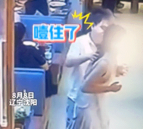 [뉴시스] 중국 랴오닝성의 한 식당에서 11세 소녀가 위급한 순간 하임리히법으로 질식 위기의 여성을 구조해 감동을 주고 있다.(사진=동베이신문) *재판매 및 DB 금지