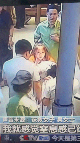 [뉴시스] 중국 랴오닝성의 한 식당에서 11세 소녀가 위급한 순간 하임리히법으로 질식 위기의 여성을 구조해 감동을 주고 있다.(사진=동베이신문) *재판매 및 DB 금지