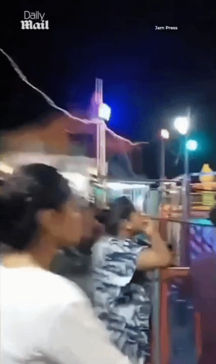 [뉴시스]인도의 한 박람회장에서 회전 낙하형 놀이기구가 갑작스레 추락했다.(사진=데일리메일) 2025.08.20 *재판매 및 DB 금지