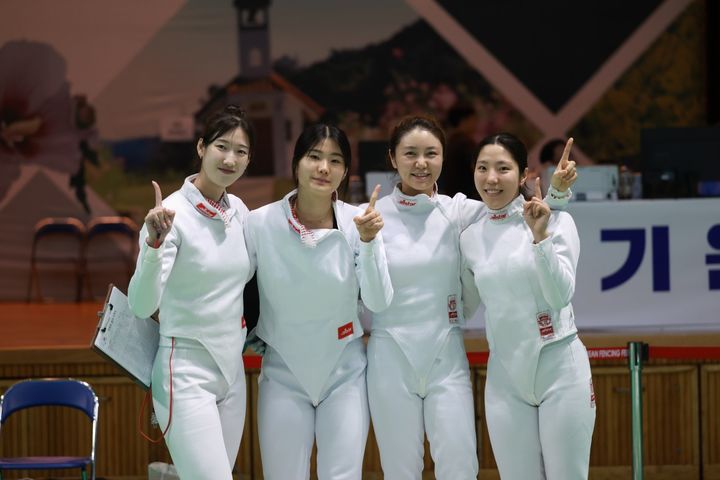 [계룡=뉴시스] 계룡시청 펜싱팀. (사진=계룡시 제공) 2025.08.21. photo@newsis.com *재판매 및 DB 금지