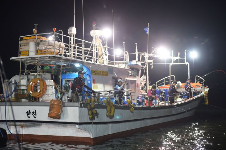 [목포=뉴시스] 전남 목포항에서 낚시객들이 선상 갈치 낚시를 하고 있다. (사진=목포시 제공)ㅠ 2025.08.21. photo@newsis.com *재판매 및 DB 금지