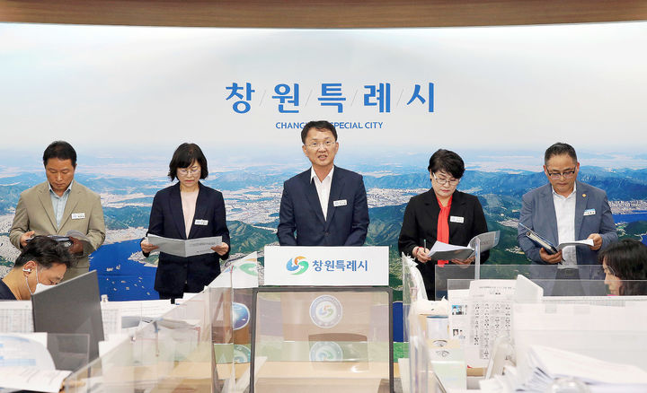 [창원=뉴시스] 강경국 기자 = 박진열 경남 창원시 경제일자리국장이 21일 시청 프레스센터에서 미국 수출기업 긴급 지원방안을 발표하고 있다. 2025.08.21. kgkang@newsis.com *재판매 및 DB 금지