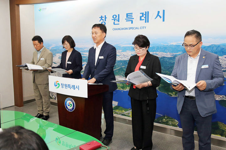 [창원=뉴시스] 강경국 기자 = 박진열 경남 창원시 경제일자리국장이 21일 시청 프레스센터에서 미국 수출기업 긴급 지원방안을 발표하고 있다. 2025.08.21. kgkang@newsis.com *재판매 및 DB 금지