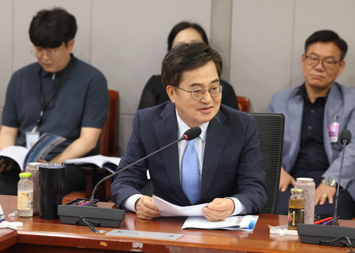 [수원=뉴시스] 김동연 지사가 21일 국회의원회관에서 열린 '지속가능 미래도시와 국가 AI 경쟁력 강화' 토론회에 참석해 축사를 하고 있다. (사진=경기도 제공) 2025.08.21. photo@newsis.com *재판매 및 DB 금지