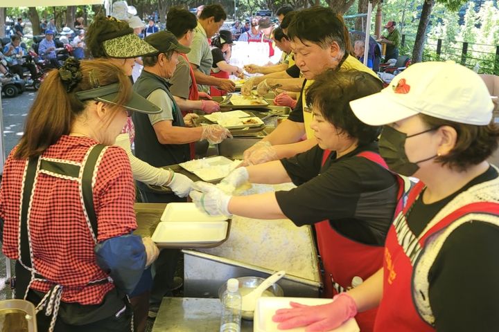 [대구=뉴시스] 이상제 기자 = 폭염경보가 발효된 21일 대구 달서구 두류공원 한편에 마련된 '사랑해밥차' 무료 급식소에서 자원봉사자들이 배식하고 있다. 2025.08.21. king@newsis.com *재판매 및 DB 금지