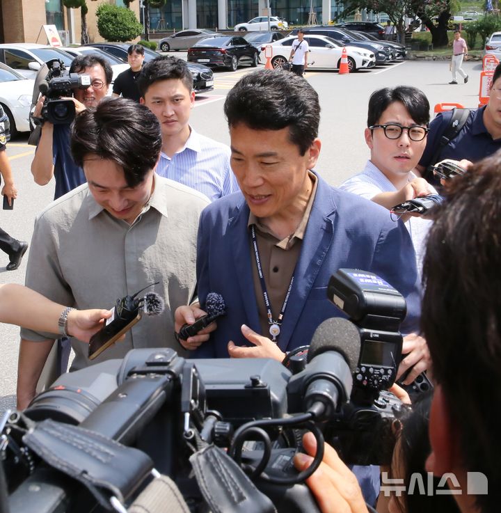 [청주=뉴시스] 서주영 기자 = 충북경찰청 박용덕 반부패경제범죄수사대장이 21일 김영환 충북지사의 돈봉투 수수의혹과 관련해 집무실 압수수색을 끝낸 뒤 철수하고 있다. 2025.08.21. juyeong@newsis.com