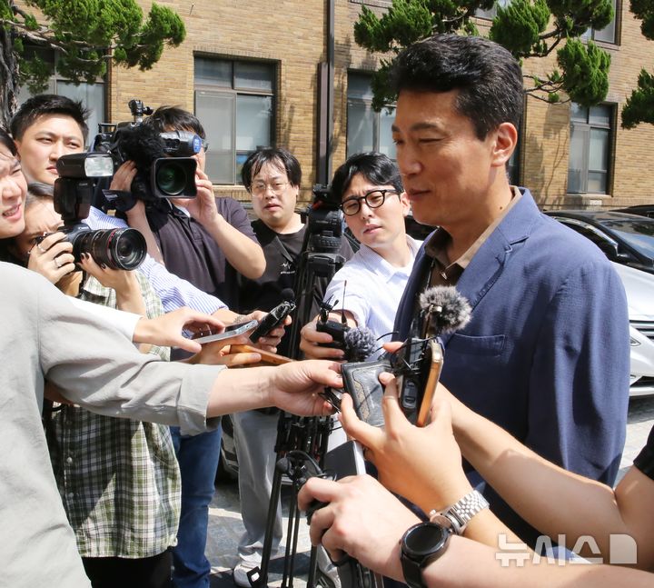 [청주=뉴시스] 서주영 기자 = 충북경찰청 박용덕 반부패경제범죄수사대장이 21일 김영환 충북지사의 돈봉투 수수의혹과 관련해 집무실 압수수색을 마치고 기자들의 질의에 답하고 있다. 2025.08.21. juyeong@newsis.com