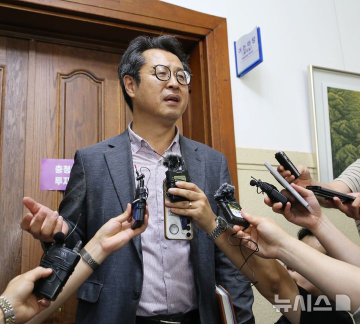 [청주=뉴시스] 서주영 기자 = 김병태 충북도 대변인이 21일 김영환 충북지사의 돈봉투 수수의혹과 관련해 입장을 밝히고 있다. 2025.08.21. juyeong@newsis.com