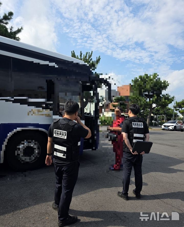 [제주=뉴시스] 제주도자치경찰단이 18일 제주 한 관광지에서 불법 관광영업을 한 40대 대만인을 적발해 조사하고 있다. (사진=제주도자치경찰단 제공) 2025.08.18. photo@newsis.com