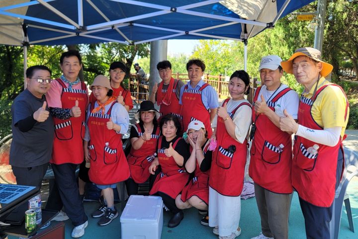 [대구=뉴시스] 이상제 기자 = 폭염경보가 발효된 21일 대구 달서구 두류공원 한편에 마련된 '사랑해밥차' 무료 급식소에서 자원봉사자들이 포즈를 취하고 있다. 2025.08.21. king@newsis.com *재판매 및 DB 금지