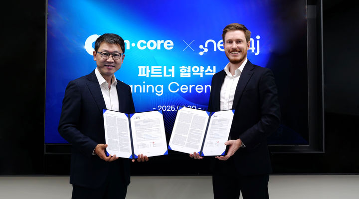 (왼쪽부터) 엔코아 명재호 대표, 우측, Neo4j, Xander Smart 아시아 총괄 책임(General Manager, ASEAN)이 기념촬영 하고 있다.(사진=엔코아 제공) *재판매 및 DB 금지