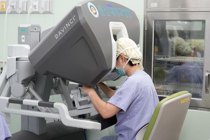 [울산=뉴시스] 박수지 기자 = 울산대학교병원에서 '완전 무흉터 구강절개 로봇 갑상선 수술'이 진행되고 있다. (사진=병원 제공) 2025.08.21. photo@newsis.com *재판매 및 DB 금지