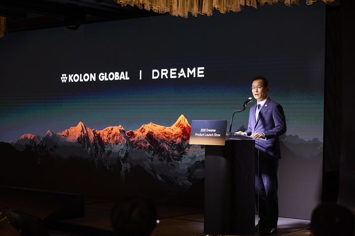 [서울=뉴시스]서울 종로구 포시즌스호텔에서 21일 열린 '2025 드리미 신제품 런칭쇼'에서 코오롱글로벌 박문희 부사장이 환영사를 하고 있다. (사진 = 업체 제공) photo@newsis.com *재판매 및 DB 금지