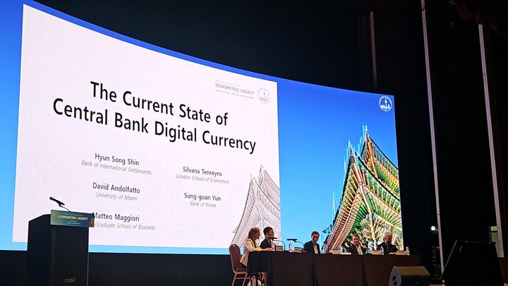 신현송 국제결제은행(BIS) 경제보좌관(수석 이코노미스트)은 21일 오후 서울 코엑스에서 열린 세계경제학자대회(ESWC) 넷째 날 행사에서 '중앙은행 디지털 화폐(CBDC)의 현재 상황' 세션을 진행하고 있다.(사진=남주현 기자) *재판매 및 DB 금지