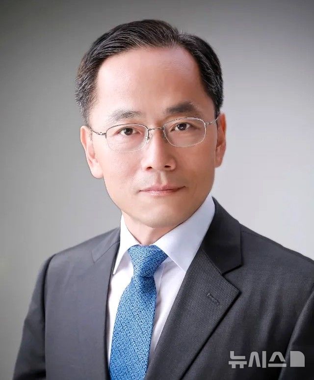 [포항=뉴시스]  송종욱 기자 = '포항 출신 정치인' 허대만 타계 3주기를 맞아 추모문집발간위원회가 '공존의 정치 허대만' 발간 및 출판 기념 문화제를 22일 포항시청 대잠홀에서 개최한다. 사진은 생존의 허대만 씨 모습. (사진=추모문집발간위 제공) 2025.08.21. photo@newsis.com