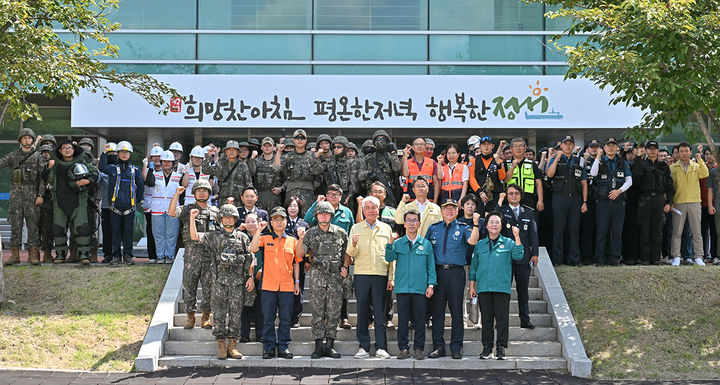 21일 정선종합경기장 일원에서 최승준 정선군수와 관계자 등이 참석한 가운데 ‘2025 을지연습 다중이용시설 드론대응 합동훈련’이 정선군청 주관으로 정선경찰서, 정선소방서, 육군 8087부대 2대대 등 12개 유관기관이 참여했다.(사진=정선군 제공) *재판매 및 DB 금지