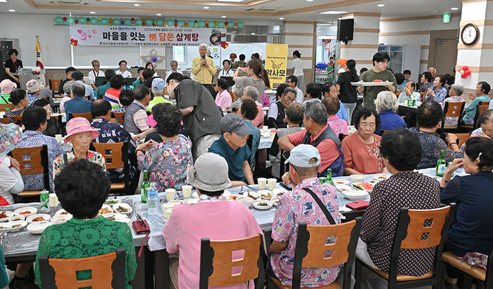 정선군종합사회복지관은 지난 20일 여량면 복지회관에서 지역 주민 180명과 함께하는 ‘마을을 잇는 情 담은 삼계탕’ 나눔 행사를 열고 있다. (사진=정선군 제공) *재판매 및 DB 금지