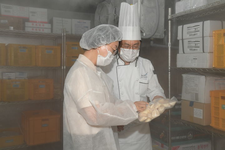 [서울=뉴시스] 21일 식품의약품안전처에 따르면 오유경 식약처장은 지난달 24일 '2025 APEC 제3차 고위관리회의'의 성공적인 개최를 위해 인천 연수구에 있는 송도컨벤시아를 방문해 회의실 내 조리시설 등의 식음료 안전관리 상황을 점검하고 식재료 식중독균 검사 현장을 참관했다. (사진=식약처 제공) 2025.08.21. photo@newsis.com *재판매 및 DB 금지