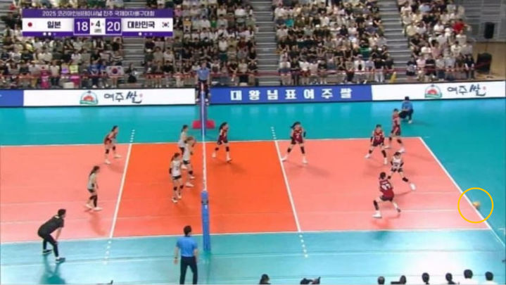 [서울=뉴시스] 지난 16일 '2025 코리아인비테이셔널 진주 국제여자배구대회' 4차전 4세트 후반 일본 공격이 라인에 걸쳤지만 아웃으로 선언됐다. (사진=온라인 커뮤니티) *재판매 및 DB 금지