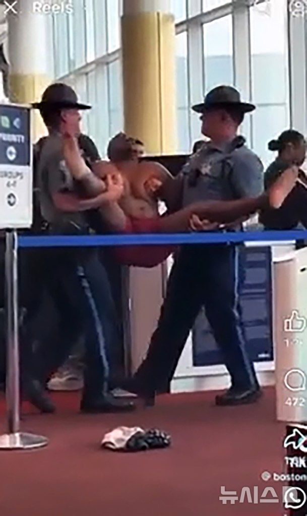 [뉴시스] 공항에서 난동을 피운 남성이 경찰에 제압돼 끌려가고 있다. (사진=뉴욕포스트) 2025.08.20 