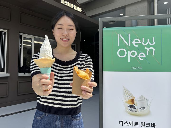 [대구=뉴시스] 롯데아울렛 이시아폴리스점 1층에 인기 프랜차이즈 식음료 매장인 '파스퇴르 밀크바'와 '명랑핫도그'가 신규 오픈했다. (사진 = 롯데백화점 제공) 2025.08.21. photo@newsis.com *재판매 및 DB 금지