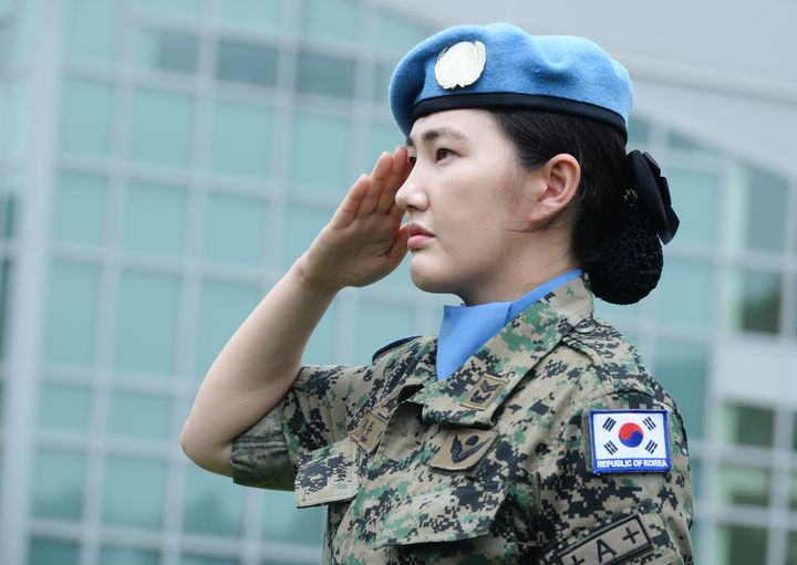 [인천=뉴시스] 박문호 기자 = 26일 오후 인천 계양구 효성동 국제평화지원단 연병장에서 열린 레바논 파병 동명부대 18진 환송식에서 김두리 중사가 경례하고 있다. 18진에 속한 여군은 법무장교인 김민경 소령을 비롯해 모두 10명이다. 이는 17진 여군과 같은 규모로, 동명부대의 여군 비율은 점점 늘어나는 추세다. 평균 6.8 대 1의 치열한 경쟁을 뚫고 선발된 318명의 장병으로 구성된 동명부대는 18진은 유엔 레바논임무수행단(UNIFIL)에 속해 불법무장세력 유입 차단, 감시·정찰, 현지 주민 의료 지원 등의 임무를 수행한다. 유엔의 요청으로 2007년 레바논에 파견된 동명부대는 올해로 현지 주둔 9년째를 맞아 우리 군의 최장기 PKO 파병 기록을 세우고 있다. 2016.07.26. go2@newsis.com *재판매 및 DB 금지