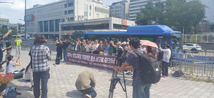[서울=뉴시스] 삼청교육대 전국피해자연합회(연합회)는 21일 오후 서울 용산 대통령실 앞에서 기자회견을 열고 안규백 국방부 장관을 향해 관행적으로 해온 피해배상 소송 상소를 일괄 취하하라고 요구했다. (사진 제공=삼청교육대 전국피해자연합회) 2025.08.21. photo@newsis.com *재판매 및 DB 금지