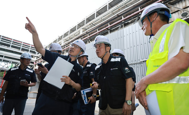 [서울=뉴시스] 김영훈 고용노동부 장관이 지난 2023년 이후 9건의 산재가 발생한 전주 소재 전주페이퍼를 불시 점검하고 있다. 2025.08.21. (사진=고용노동부 제공) *재판매 및 DB 금지